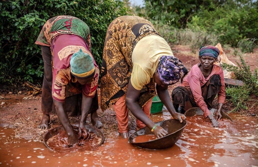 Women panning for minerals at a Shimu-affiliated site